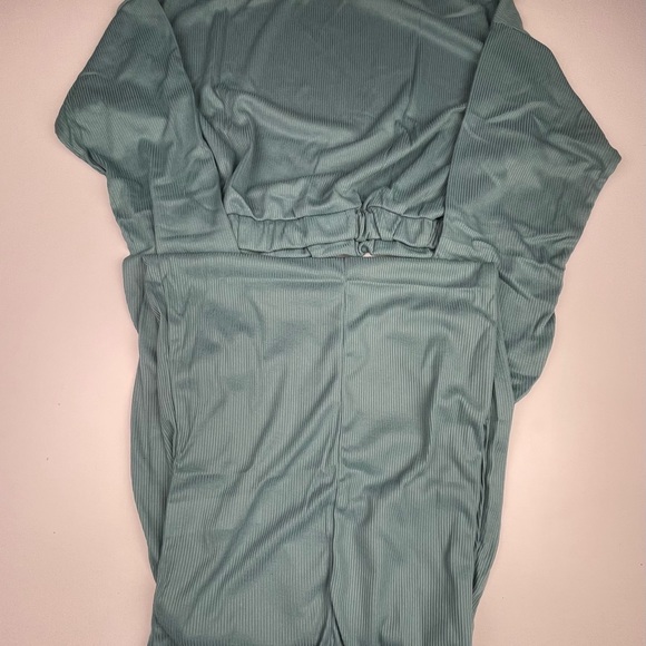 COORD RIB CROP TOP AND MIDAXI
SKIRT SET
Powder Blue - Picture 3 of 4